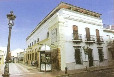 奇卡广场酒店，位于San Bartolomé de la Torre的酒店