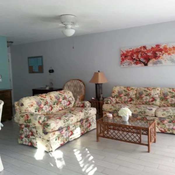 1+1 Large condo Sarasota，位于萨拉索塔的酒店