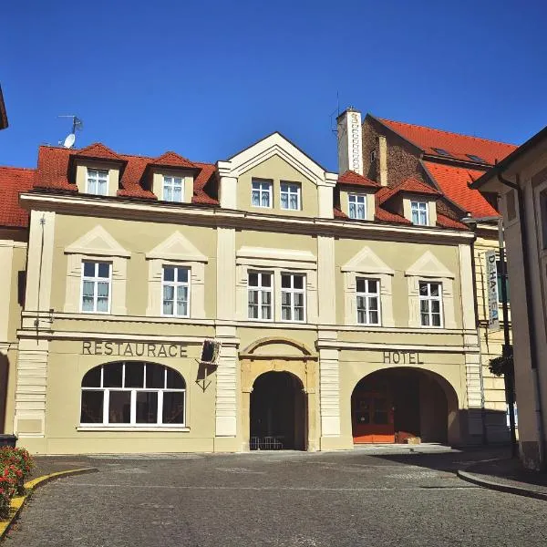 霍赫拉杜U酒店，位于Luštěnice的酒店