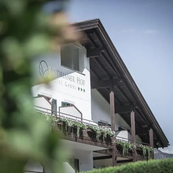 加尼安德里纳霍夫酒店，位于安德里安的酒店