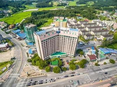 南韩河伊尔松公寓，位于利川市的酒店