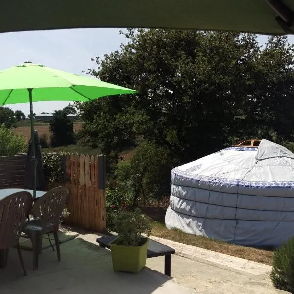 Aux Yourtes de La Fabrique，位于Saint-Florent-des-Bois的酒店