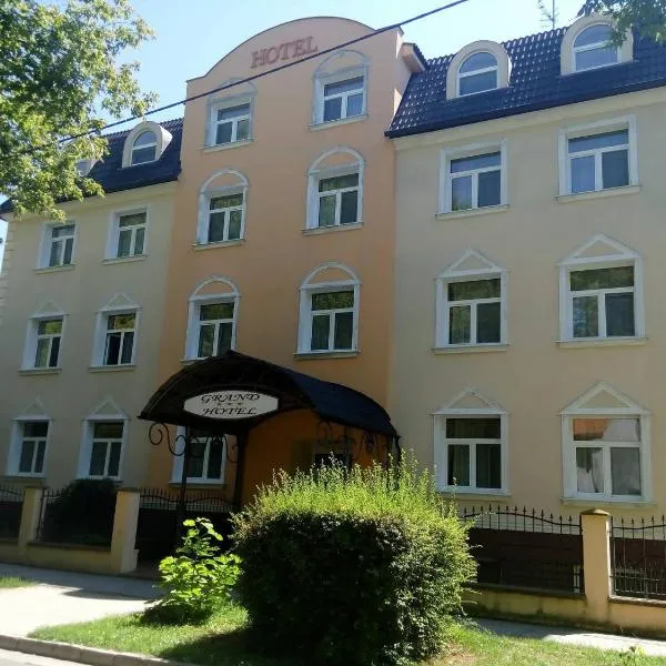 Hotel Grand，位于Tvrdošovce的酒店