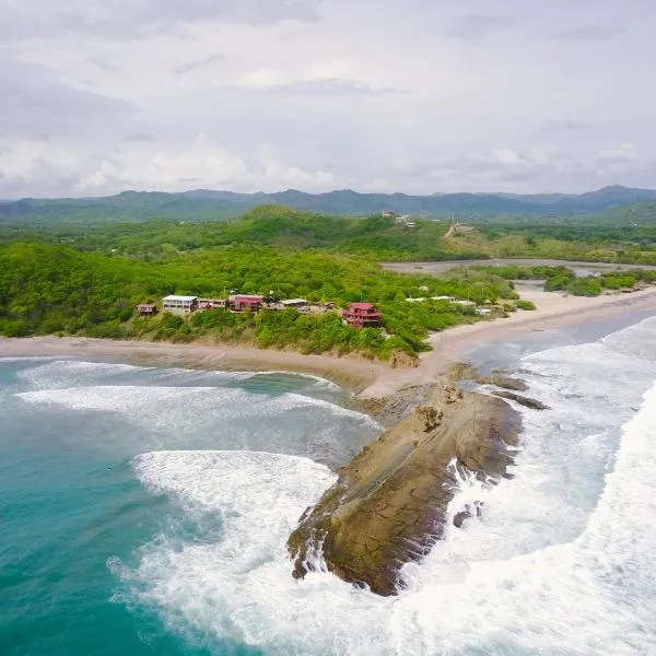Magnific Rock - Surf Resort & Yoga Retreat Nicaragua，位于Las Delicias的酒店
