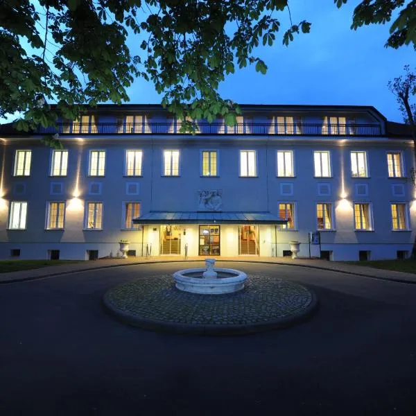 Hotel Der Lindenhof，位于施瓦布豪森的酒店