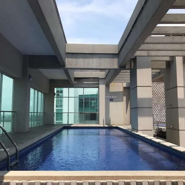 Puerto Santa Ana Suites Guayaquil，位于瓜亚基尔的酒店