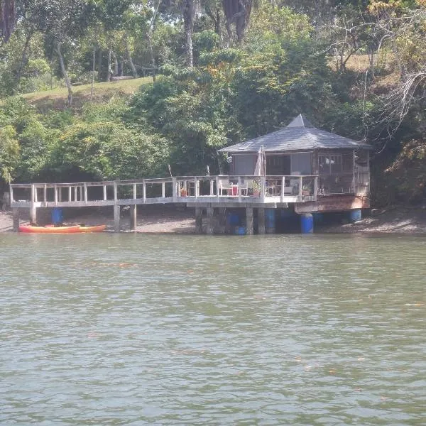 Beached Bungalow Overlooking the Pacific Ocean，位于博卡奇卡的酒店