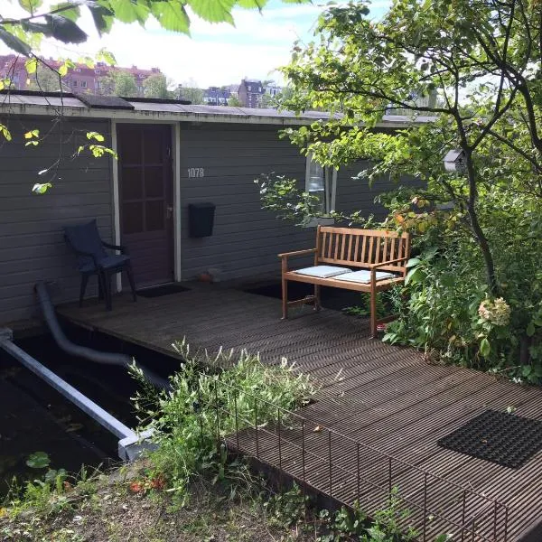 Tiny Houseboat B&B on the Amstel River，位于阿姆斯特丹的酒店