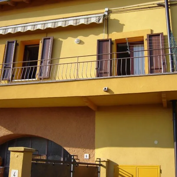 卡萨德尔索勒2号公寓 - 白色和金色房间，位于加瓦尔多的酒店