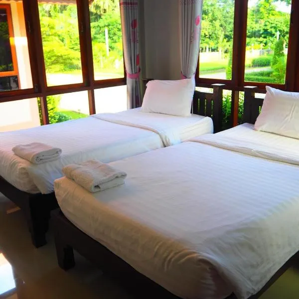 班苏昂斯里瓦度假村，位于Ban Phae的酒店