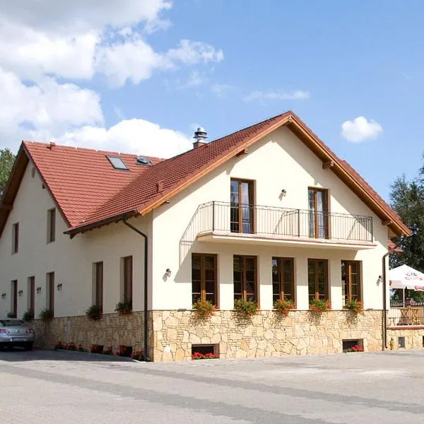 欢乐别墅旅馆，位于Radzewice的酒店