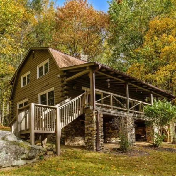 Eagle's Rest Lodge，位于亨德森维尔的酒店