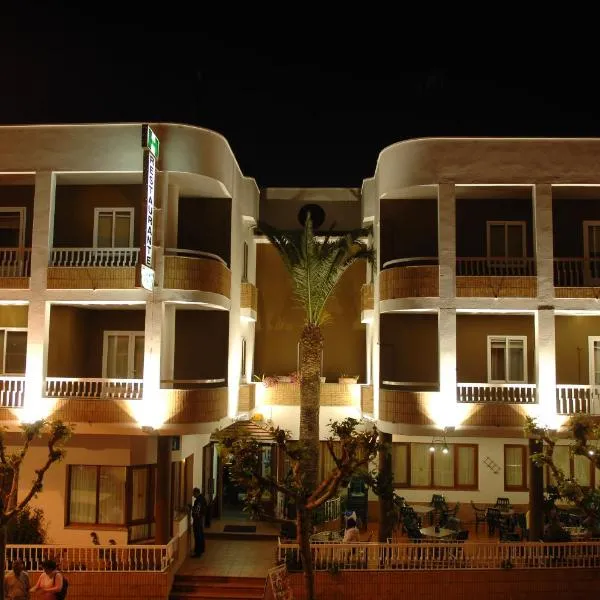 Hostal La Palmera，位于Madrigalejo的酒店