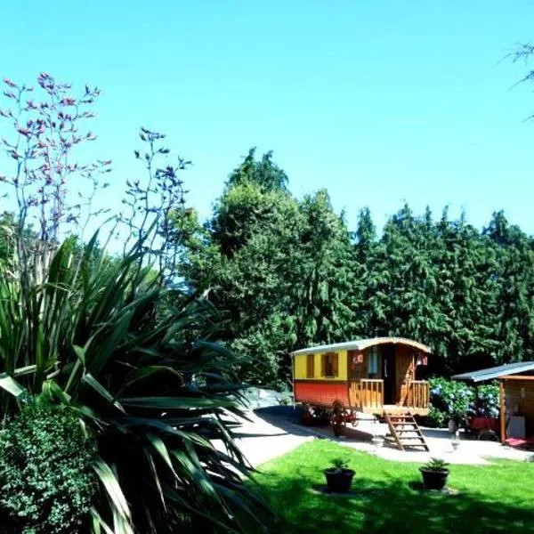克雷拖车假日公园，位于Landévant的酒店