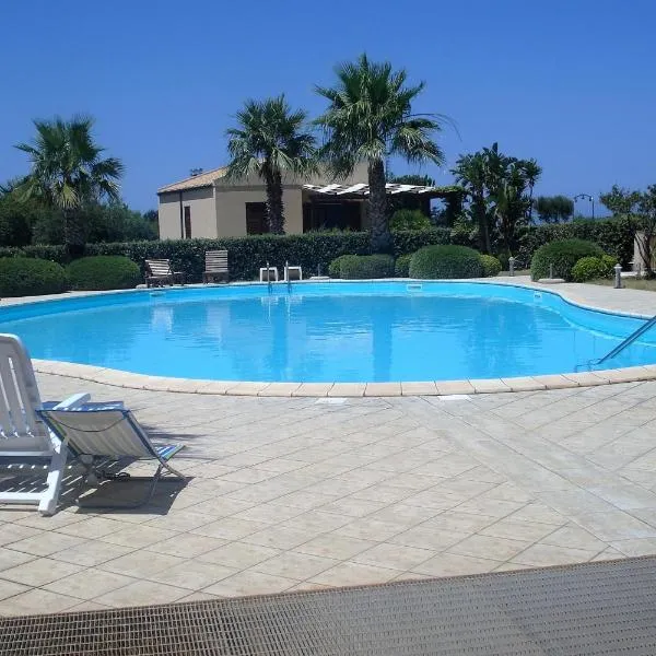 Casa Vacanze Libeccio - Villetta con giardino e piscina condominiale，位于库斯托纳奇的酒店