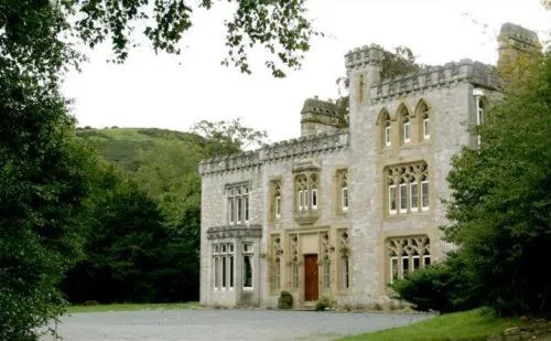 F农场乡村宾馆，位于Llannefydd的酒店