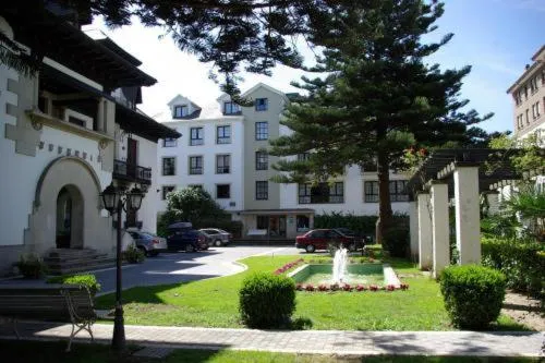 阿里亚斯公寓酒店，位于Villapedre的酒店