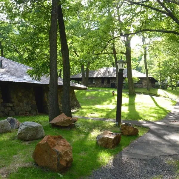 Overlook Lodge and Stone Cottages at Bear Mountain，位于中央谷地的酒店