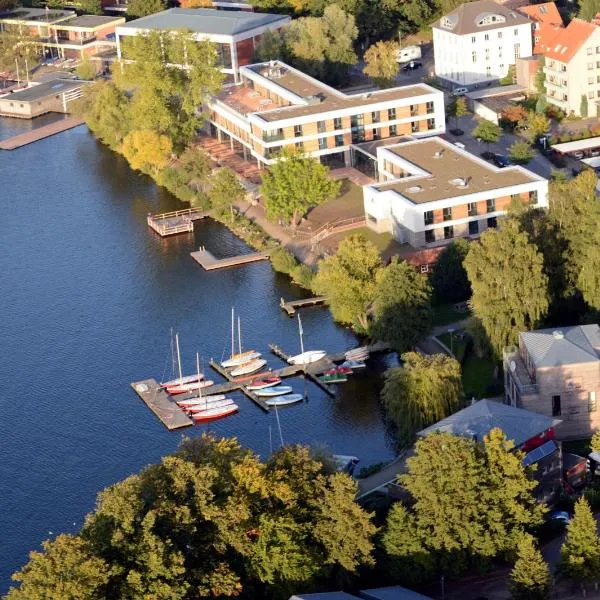 拉策堡湖青年旅馆，位于Bäk的酒店