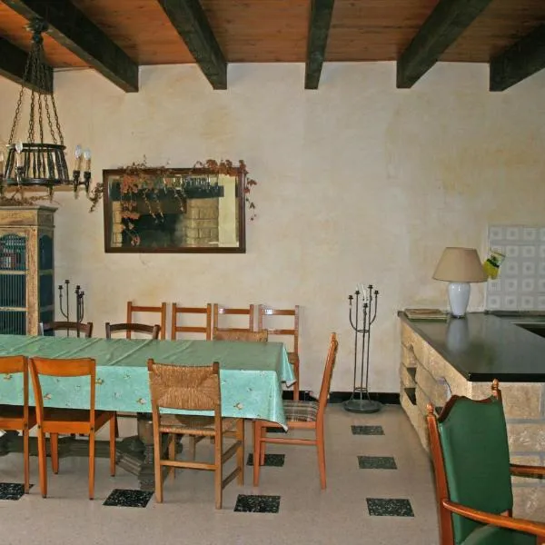 Mas des Tours Chambre d'hôtes，位于Logrian-et-Comiac-de-Florian的酒店