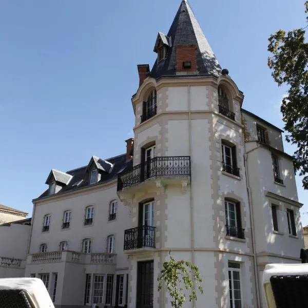 莱斯4赛逊斯城堡酒店，位于La Sauvetat的酒店
