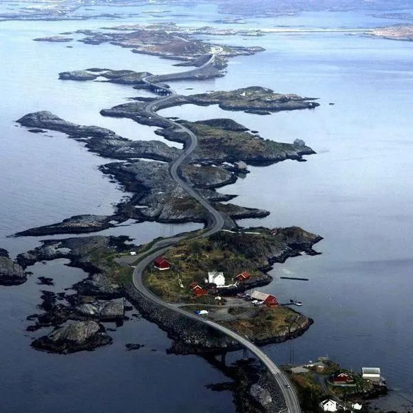 Leite Gård near Atlantic Road in Hustadvika，位于Lyngstad的酒店