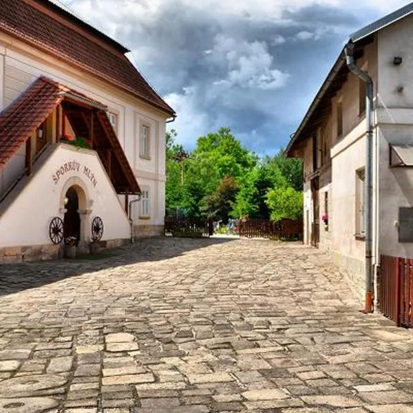 Šporkův Mlýn，位于拉贝河畔皇宫镇的酒店