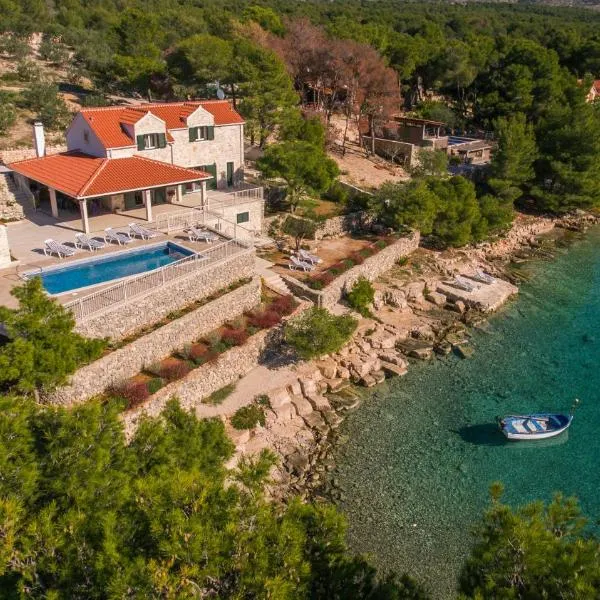 Luxury Villa Kate - in Lucice Bay with turquoise sea, Amazing Seaviews, and Heated Pool，位于米欧纳的酒店