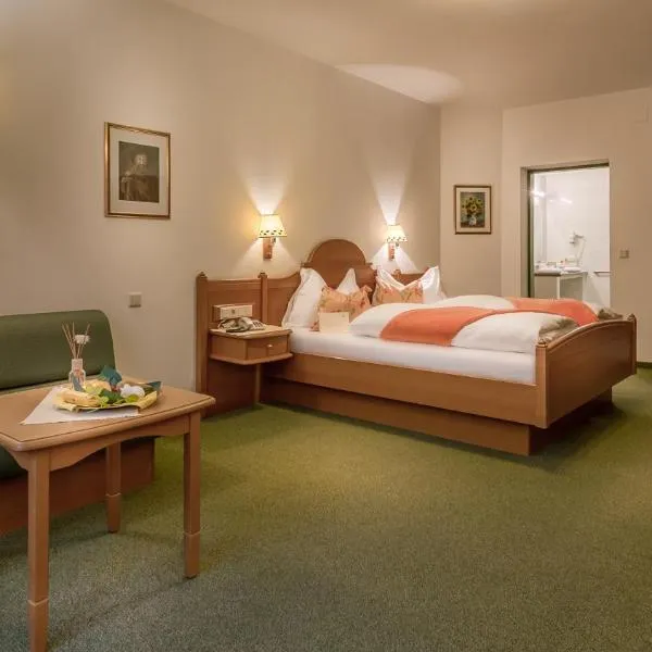 霍丽阁网球高尔夫酒店，位于Kottingbrunn的酒店