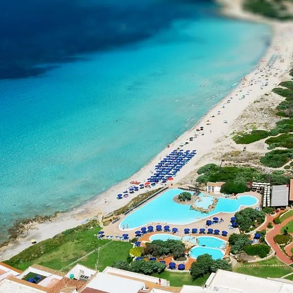 COLONNA GRAND HOTEL CAPO TESTA, a Colonna Luxury Beach Hotel, Santa Teresa Sardegna，位于Lu Pultiddolu的酒店