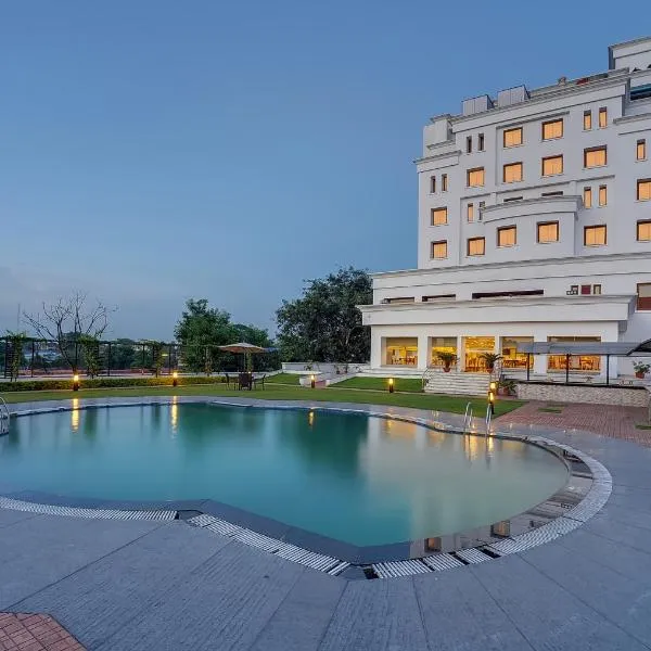 Royal Sarovar Portico Siliguri，位于Shaugaon的酒店