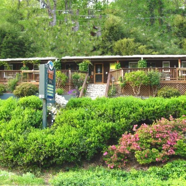 The Chimney Rock Inn & Cottages，位于Lake Lure Mountain Estates的酒店