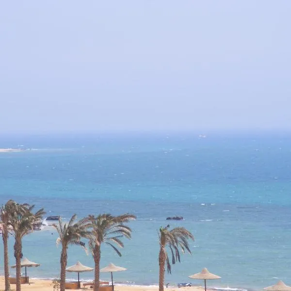 La Sirena Hotel & Resort - Families only，位于艾因苏赫纳的酒店