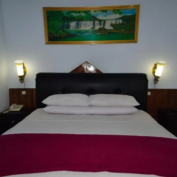 英迪拉托拉贾酒店，位于Leatung的酒店