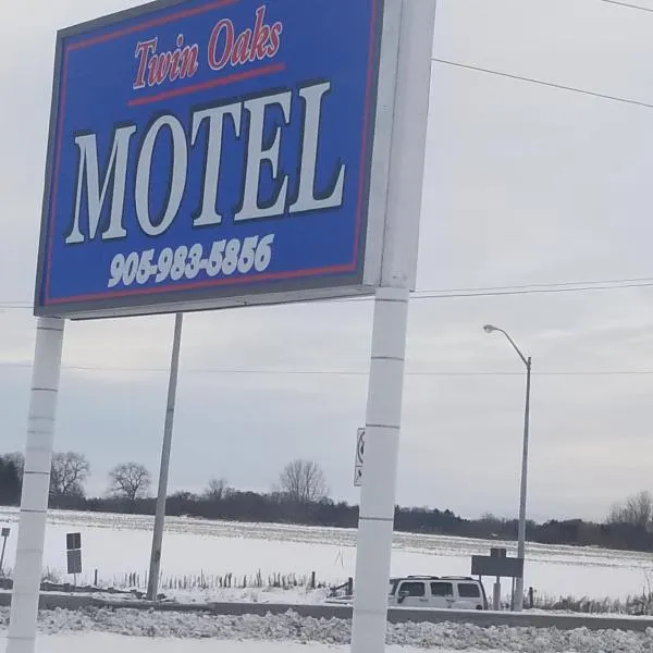 Twin Oaks Motel，位于Orono的酒店