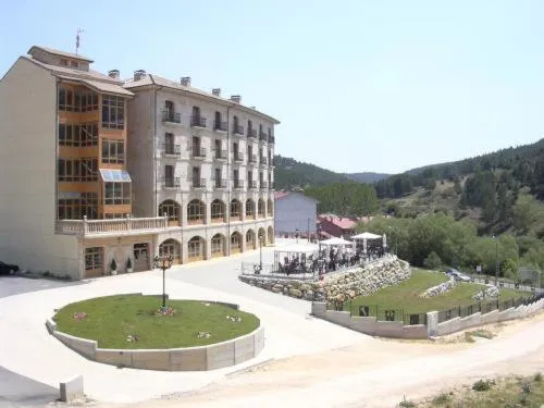 曼里克拉拉酒店，位于Rabanera del Pinar的酒店