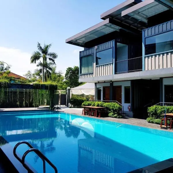 Kluang Container Swimming Pool Hotel，位于居銮的酒店