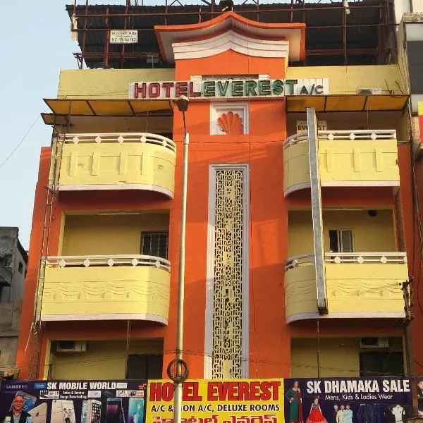Hotel Everest，位于Shamirpet的酒店