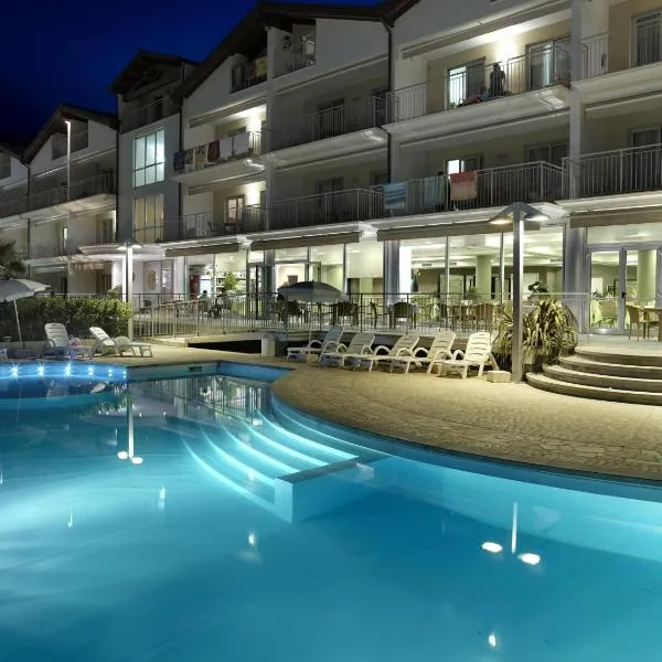 德玛尔公寓式酒店，位于阿布鲁齐的罗塞托的酒店