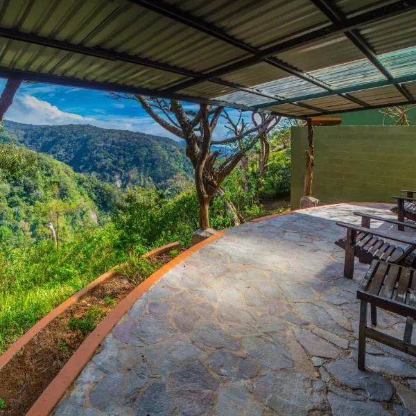 哥斯达黎加彩虹谷山林小屋，位于蒙泰韦尔德哥斯达黎加的酒店