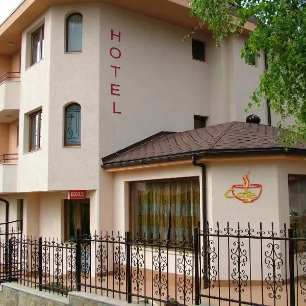 埃马里1号家庭酒店，位于Divotino的酒店