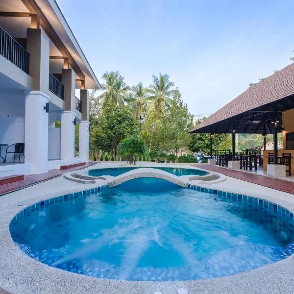 The Retreat Khaolak Resort - SHA Extra Plus，位于邦萨的酒店