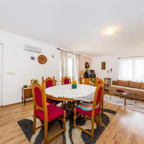 Vacation House Loreta，位于Sveti Rok的酒店
