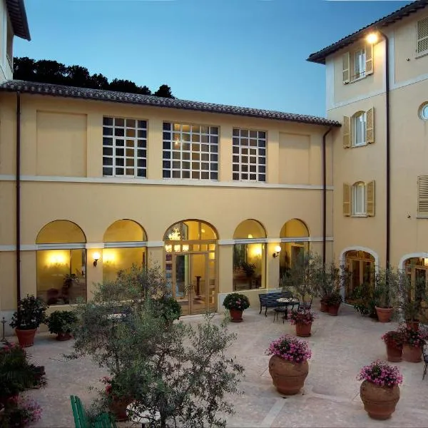 圣卢卡酒店，位于San Giovanni Di Baiano的酒店