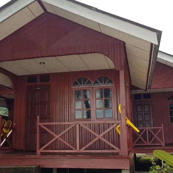 萨穆拉海滩小木屋度假屋，位于Kampong Pasir Hantu的酒店