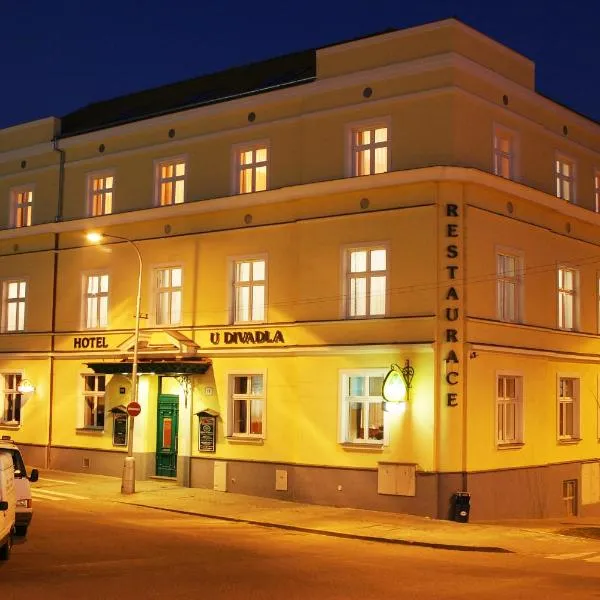 影院酒店，位于Louka的酒店