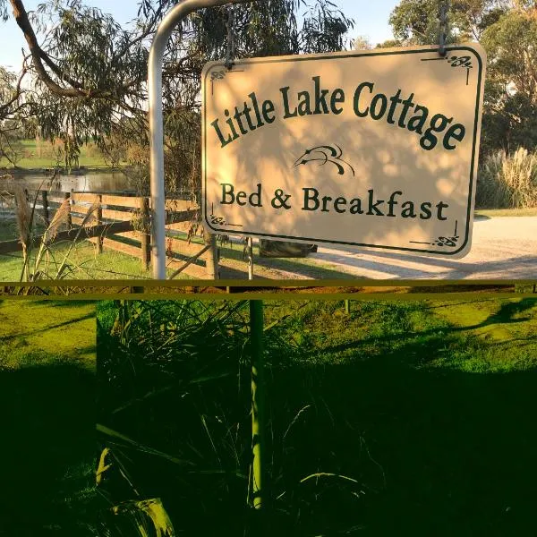 小湖小屋住宿加早餐旅馆，位于Loch的酒店