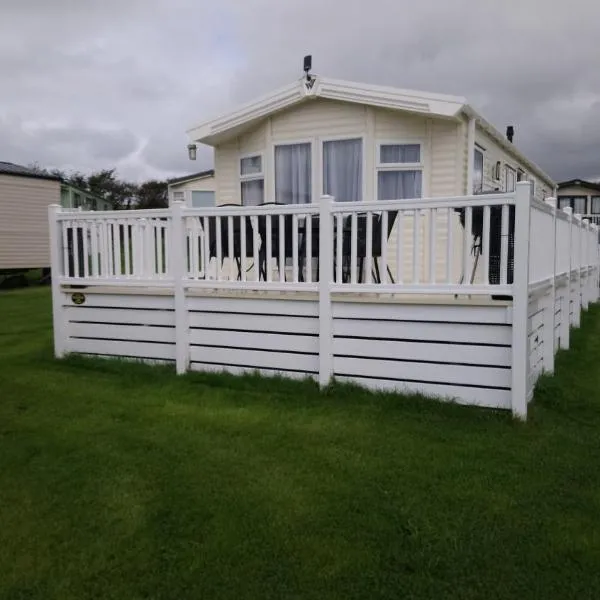 Bude Caravan Caromax - Families and Couples Only，位于North Tamerton的酒店