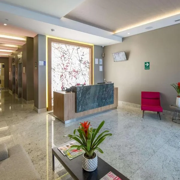拉科城市贝斯特韦斯特PLUS酒店，位于Monterrico Chico的酒店