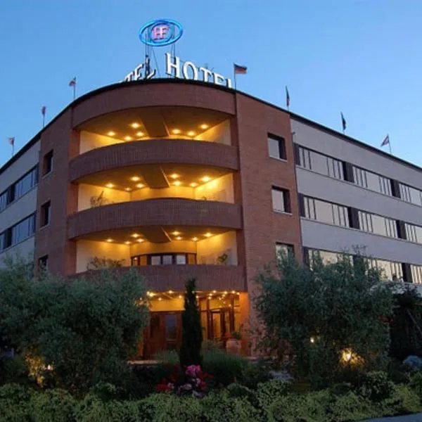 论坛酒店，位于SantʼAnastasio的酒店